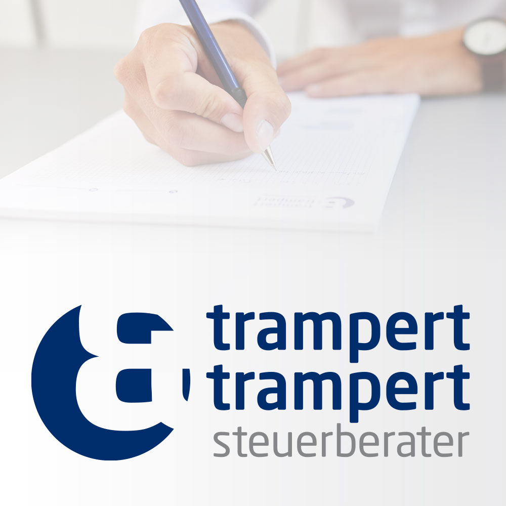 Logo trampert & trampert steuerberater; Schrift geometrisch, modern; Motiv: dunkelblauer Kreis mit ausgesparten Kaufmanns-Und, daneben 2 Zeilen untereinander jeweils: trampert (dunkelblau); darunter 1 Zeile steuerberater (grau)