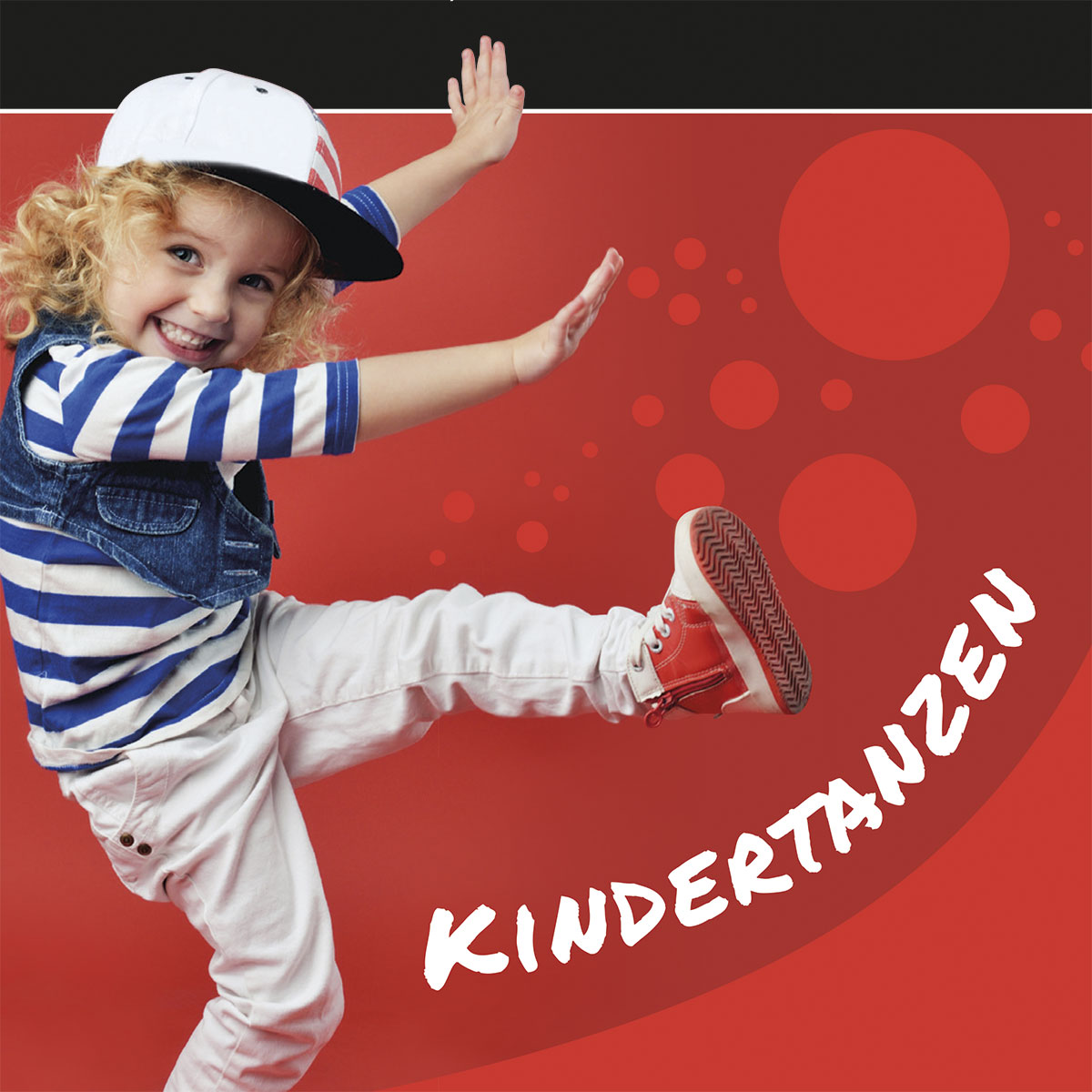 Teaser Quadrat verlinkt, Vorschau Flyer Kindertanzen Tanzstudio YOU & ME; Zentrales Motiv: Kleines cooles blondes tanzendes Mädchen, das ein Bein und die Arme vorschwingt vor rotem Hintergrund