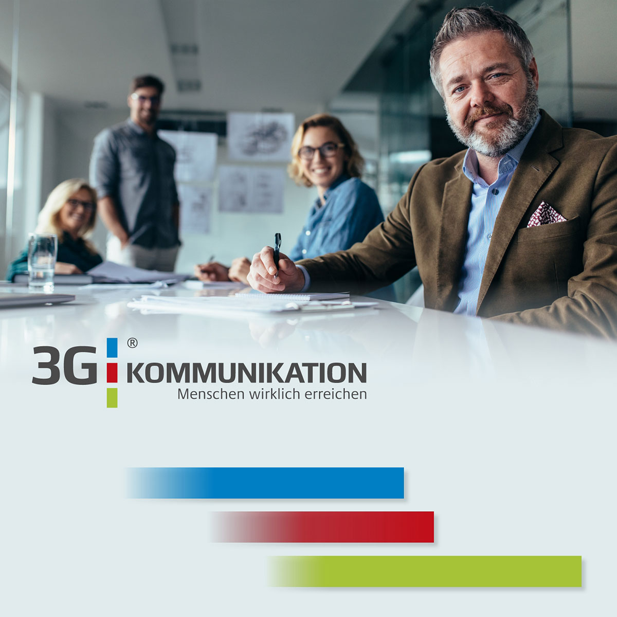 Teaser Quadrat verlinkt, Ausschnitt Internetauftritt 3G Kommunikation; Menschen bestimmt lächelnd an Besprechungstisch, vorne erfahren blickender Mann in braunem Jacket; Logo, darunter drei Farbbalken mittelblau, rot und grün