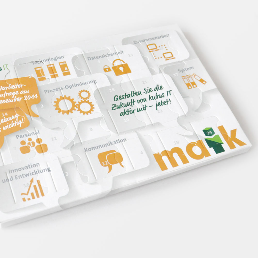 Teaser Quadrat verlinkt, kleiner Schokokalender Mitarbeiterumfrage, Funktion eines Adventskalenders, Öffnen der Türchen bis zum Start der Umfrage; Schlagworte zur Unternehmenskultur, Text zu Motivation; Farben Weiß, Hellgrau, Orange Dunkelgrün