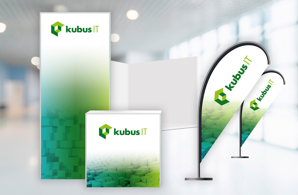 Messe-LED-Display 2 x 1 Meter, LED-Messe-Desk 1 x 1 Meter, 2 Beach-Flags, alle Objekte gestaltet mit Verlauf unten nach oben von 3D-Würfel-Verlauf Türkis, Mittel-, Hellgrün zu Weiß, im Hintergrund hell belsuchtete Messehalle von innen