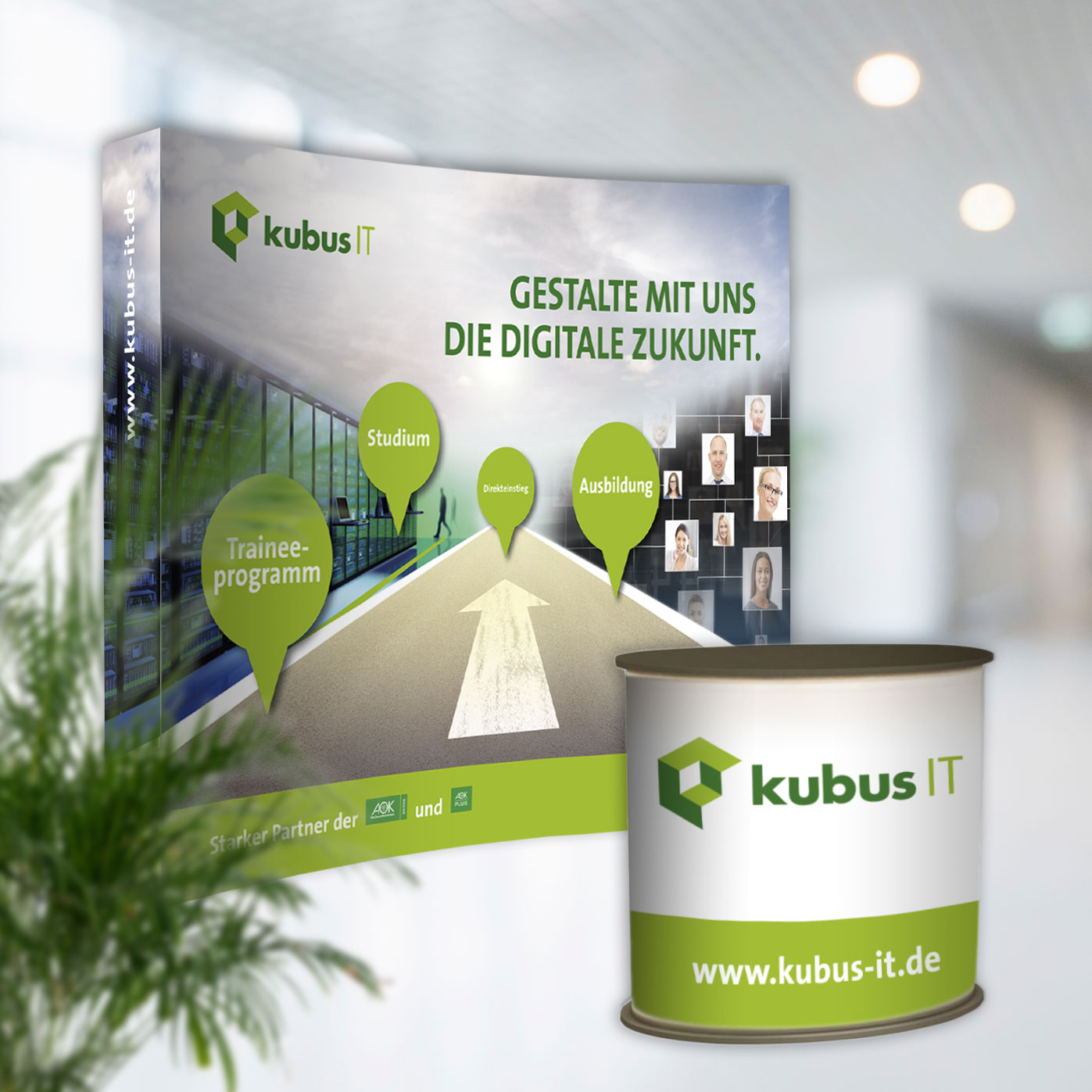 Vorschau Messeausstattung; mobiler Messestand Ausbildung kubus IT, halbrund, Motiv: mittig Straße, links Rechenzentrum, rechts Portraits  Azubis, Trainees, Studenten; Slogan, Schlagworte; ovaler Beratungsdesk
